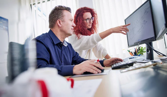 Mitarbeiter erstellen proaktive Instandhaltungsstrategien am Computer